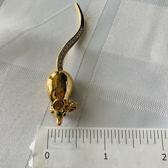 Vintage Butler signed mouse with a swinging tail brooch.Emerald green st… - Picture 11 of 11